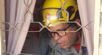 Criança é resgatada após ficar com a cabeça presa nas grades de janela, em Senador Canedo